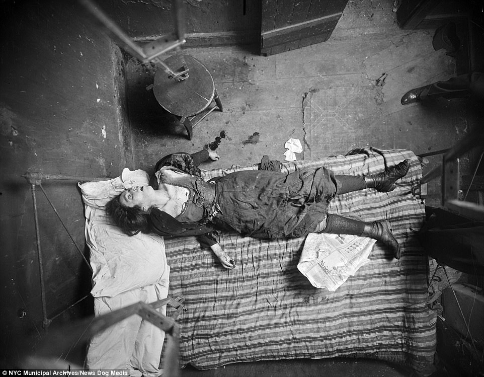 紐約警方首次釋出「當年被禁止公開」的兇殺案現場照片，看似電影場景的畫面卻讓人寒毛直豎！