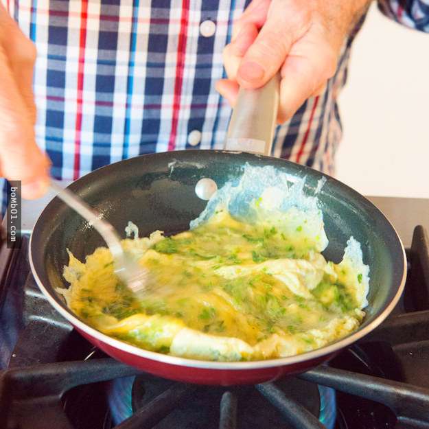 傳奇主廚揭秘「法式歐姆蛋」輕鬆做的秘密食譜，只是敲蛋的方法他就證明大家錯了很多年！
