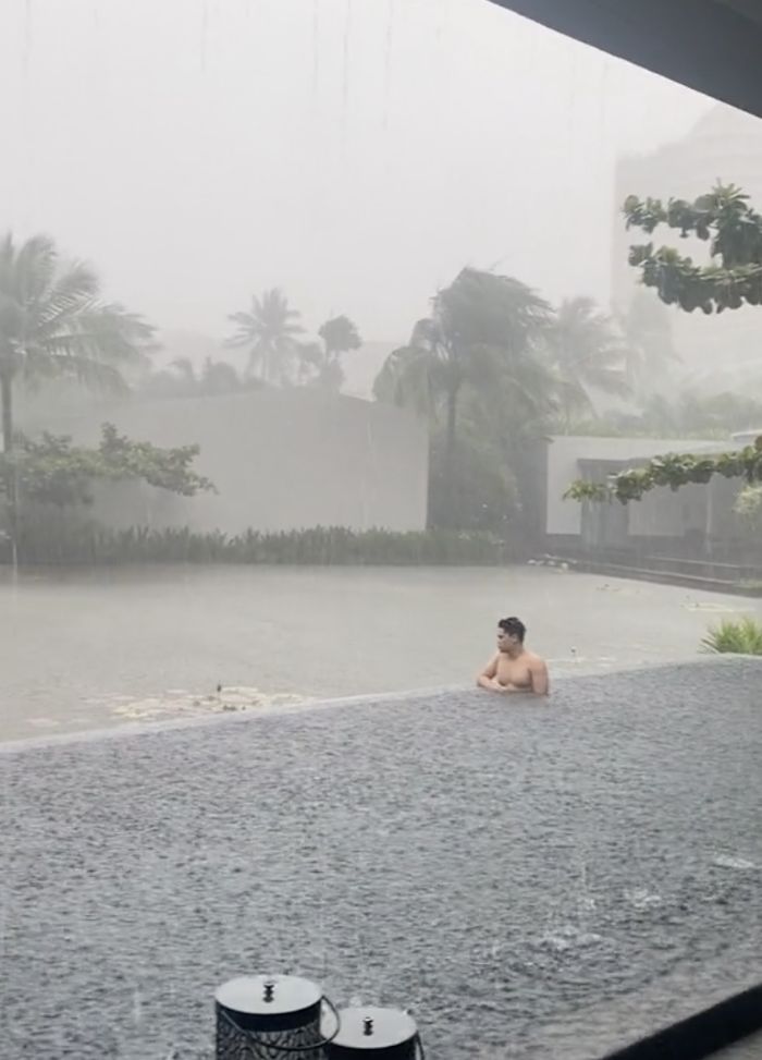 慘！為旅遊「苦存1年錢」卻忘看天氣預報　遇雷雨「堅持到泳池拍照」網超同情