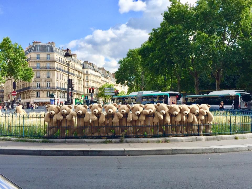 巴黎大罷工...地鐵湧現「巨量熊熊陣」　可愛畫面逗笑網友：它們也想參加？