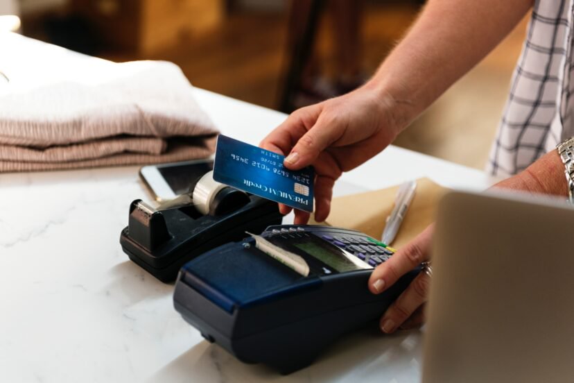 收銀員用超能力「秒記顧客的信用卡」　今年開始「已經記下1300張」進行網購