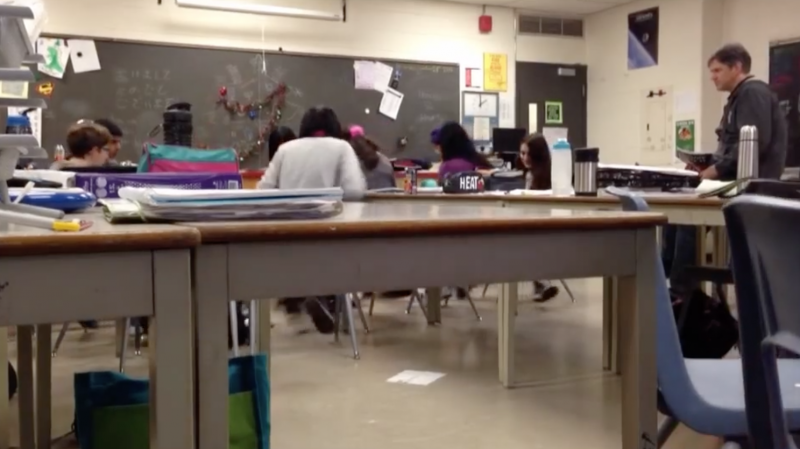 學生突然集體倒在地上一動也不動　老師嚇到跳起來：啥米代誌？？
