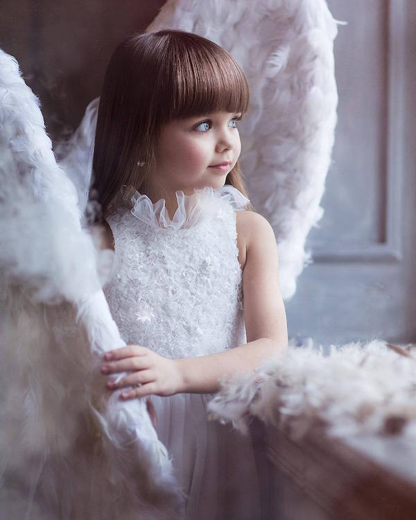 6歲精靈系小女模因為「夢幻藍色大眼」被封世界最美小孩，她的超正媽媽就是未來長大後的她！