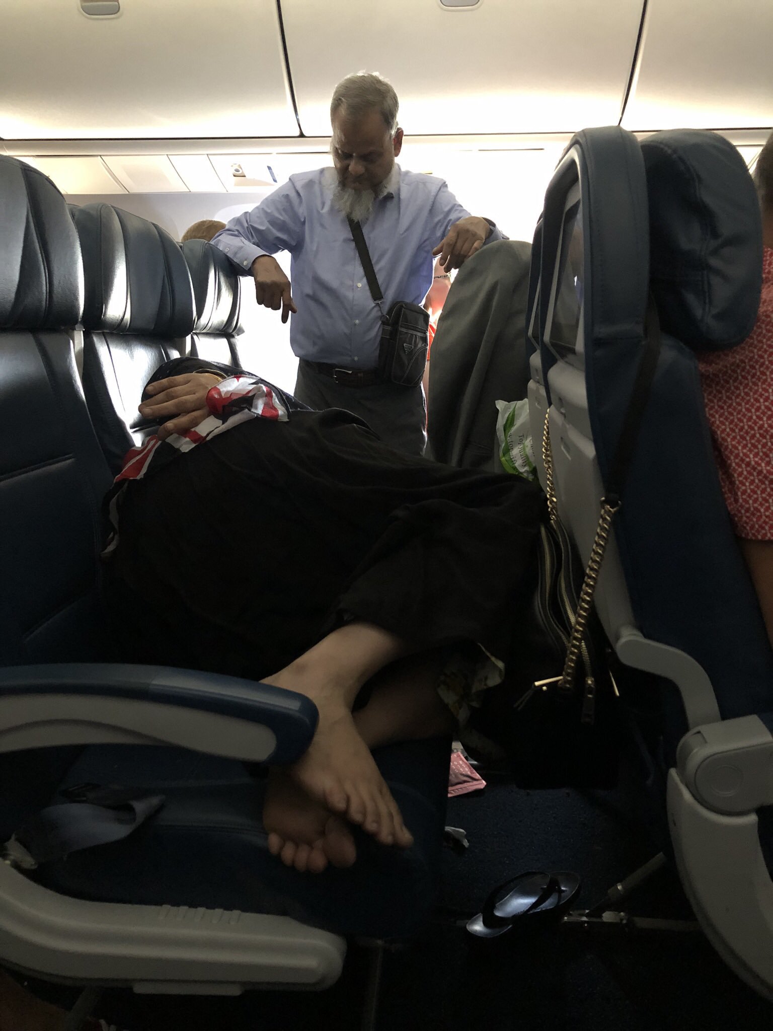 為了讓老婆在飛機上睡好一點　老公「全程站6小時」引網友熱議