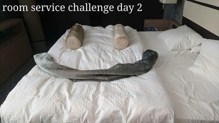 他住飯店悶得發慌於是決定發起「每日挑戰」，房務員噴笑到最後一天還差點激動落淚！