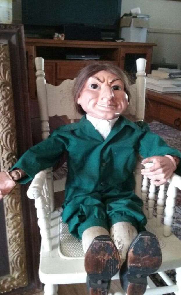 網友嚇到吃手手！　男子在廢棄鬼屋發現「200年歷史娃娃」　帶回家後卻一直發生怪事