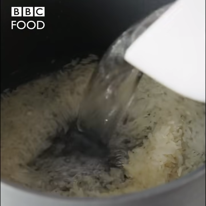 BBC「蛋炒飯教學」太離譜　白飯煮好「拿去沖冷水」亞洲人嚇傻：是在煮義大利麵？