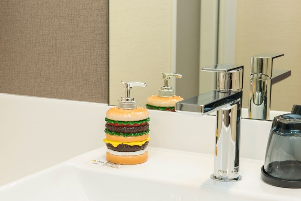 速食控的夢幻房間！　北海道飯店「漢堡薯條主題房」　連洗手乳都是可愛漢堡！