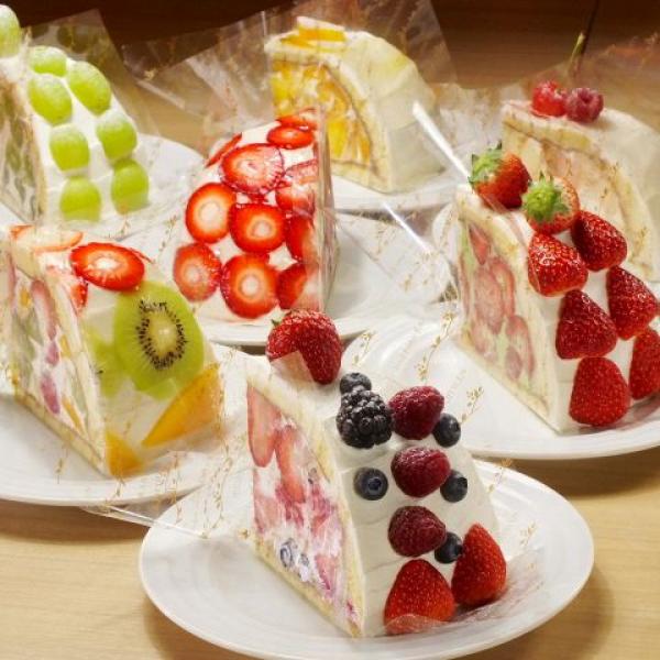 日本人都在瘋這個「非常不一樣的水果蛋糕」，沒在手軟的草莓滿到看不到蛋糕了啦！