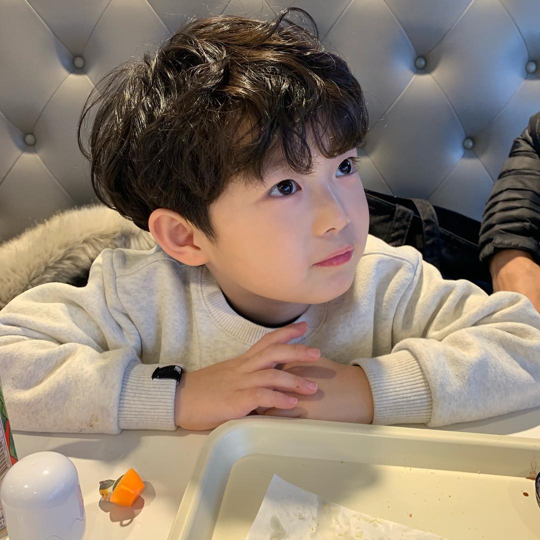 這是天使吧♡ 韓國正太「顏值超標」萌暈姐粉 媽媽也超正「驚艷同框照」:基因太強大!