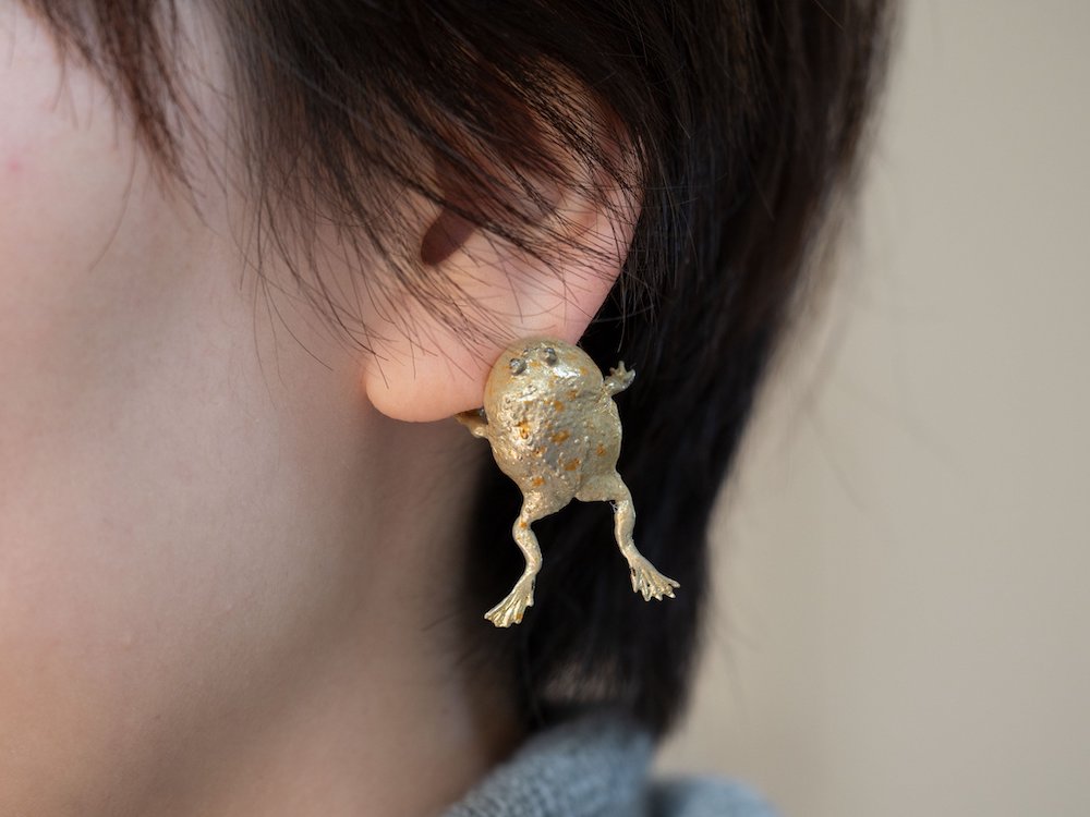 耳垂被咬一口…很鬧的「青蛙耳環」神奇熱賣　放大看眼神「超像活物」