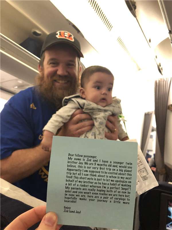帶著雙胞胎的爸爸在飛機上「每人派2樣東西」　乘客瞬間就露出笑容