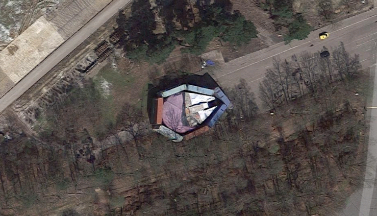 迪士尼試圖用貨櫃隱藏《星戰》飛船「千年鷹號」蹤影，結果粉絲用Google地圖抓包「它就在這裡」！