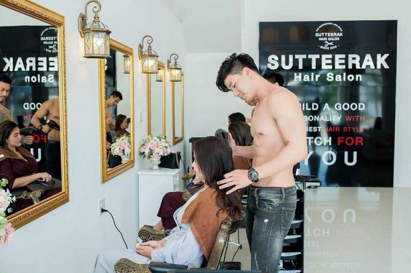 泰國髮廊開張找來「大肌肌模特」　「全程上空服務」讓女客人笑得樂不可支
