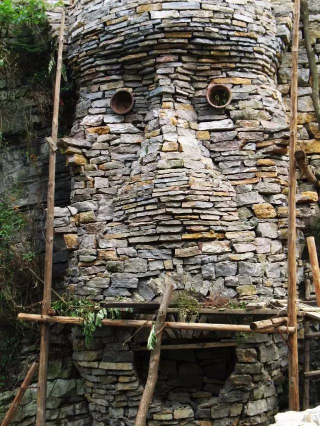 老藝術家放棄優渥的生活，只身隱居山林20年，終於建造出充滿神秘色彩的「奇幻石堡」！