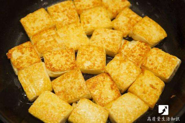 4種「煎豆腐不會碎」的實用小撇步　鍋底抹點東西就能煎出完美豆腐