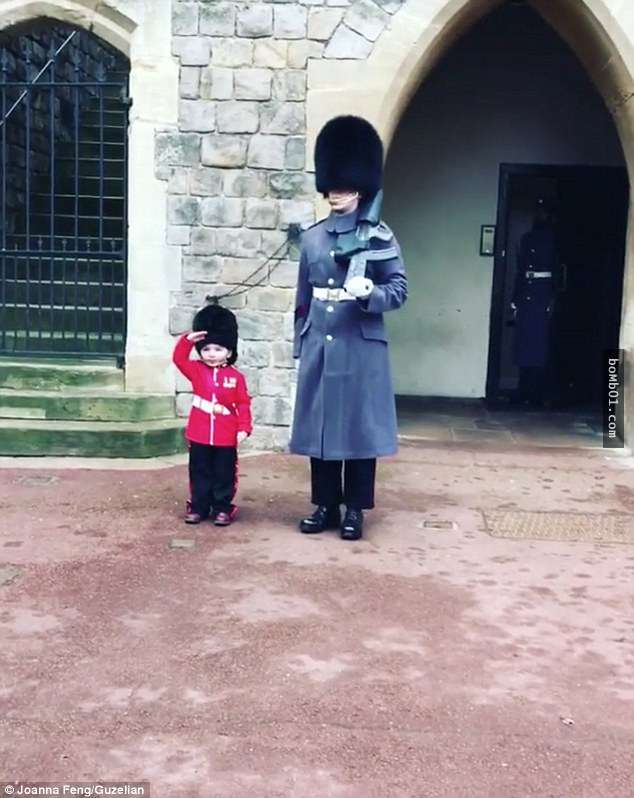 4歲小男孩向「英國衛兵」行軍敬禮，後來一位軍人竟轉頭回來「這樣做」百萬網友被萌爆！