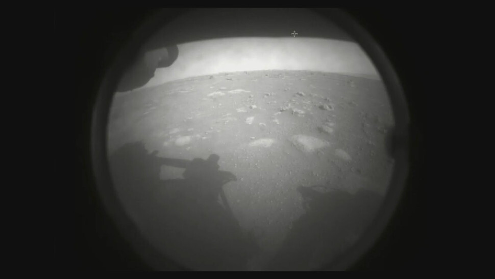 成功上火星！　NASA探測車「毅力號」成功著陸　傳回首張「火星表面照」超珍貴