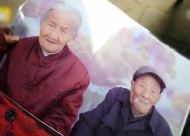 不忍說出真相…家人瞞111歲奶奶「老公已經過世的事實」，她拿著照片說的話一秒惹哭網友