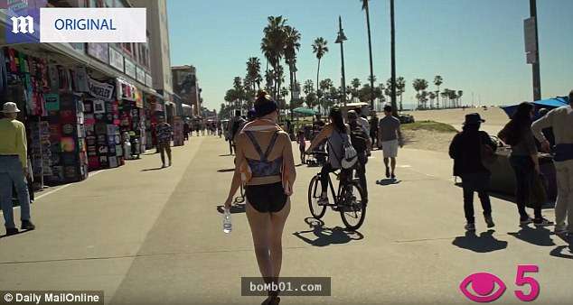 超狂女模穿上「彩繪比基尼」走在人來人往的海邊，路人對她的裸體反應竟然是…