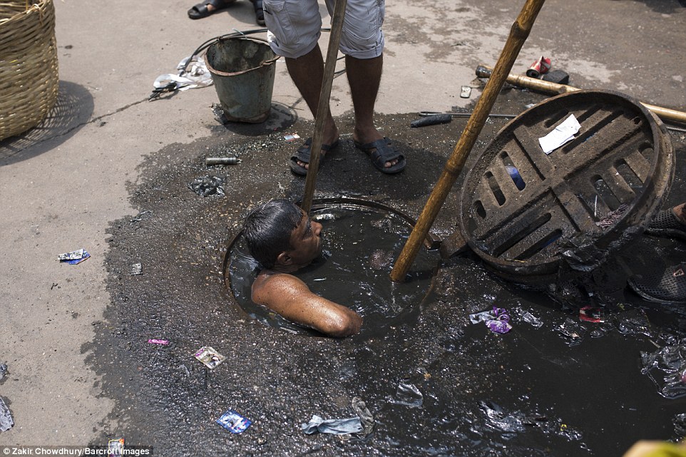 孟加拉清潔工竟然必須「跳進污水裡處理下水道堵塞」，整個過程光看就讓人覺得超可憐！