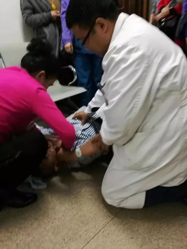 男醫生為搶救病患「跪在尿液中10分鐘」完全沒發現，救人照片被網友瘋傳他一句話再惹哭大家！