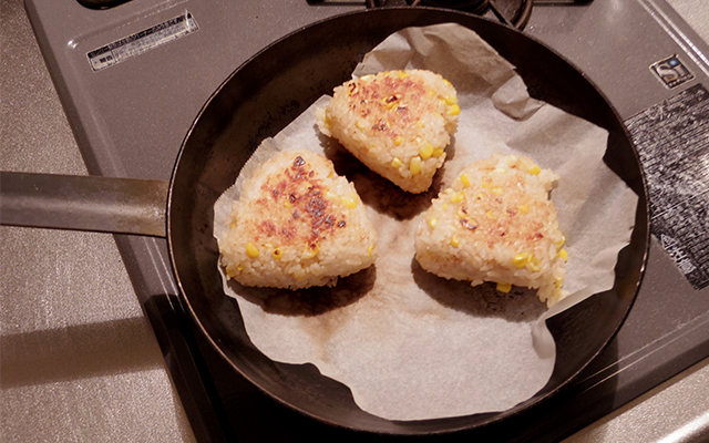 日本網友拿「玉米和飯」一起煮聽起來很怪異，但鍋蓋一打開網友都驚嘆明天就跟著做！