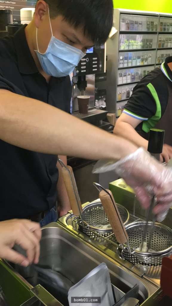 台灣超商店員正式被網友認證為「全世界最萬能的勞工」，現在他們連現煮麵也必須全程負責啊！