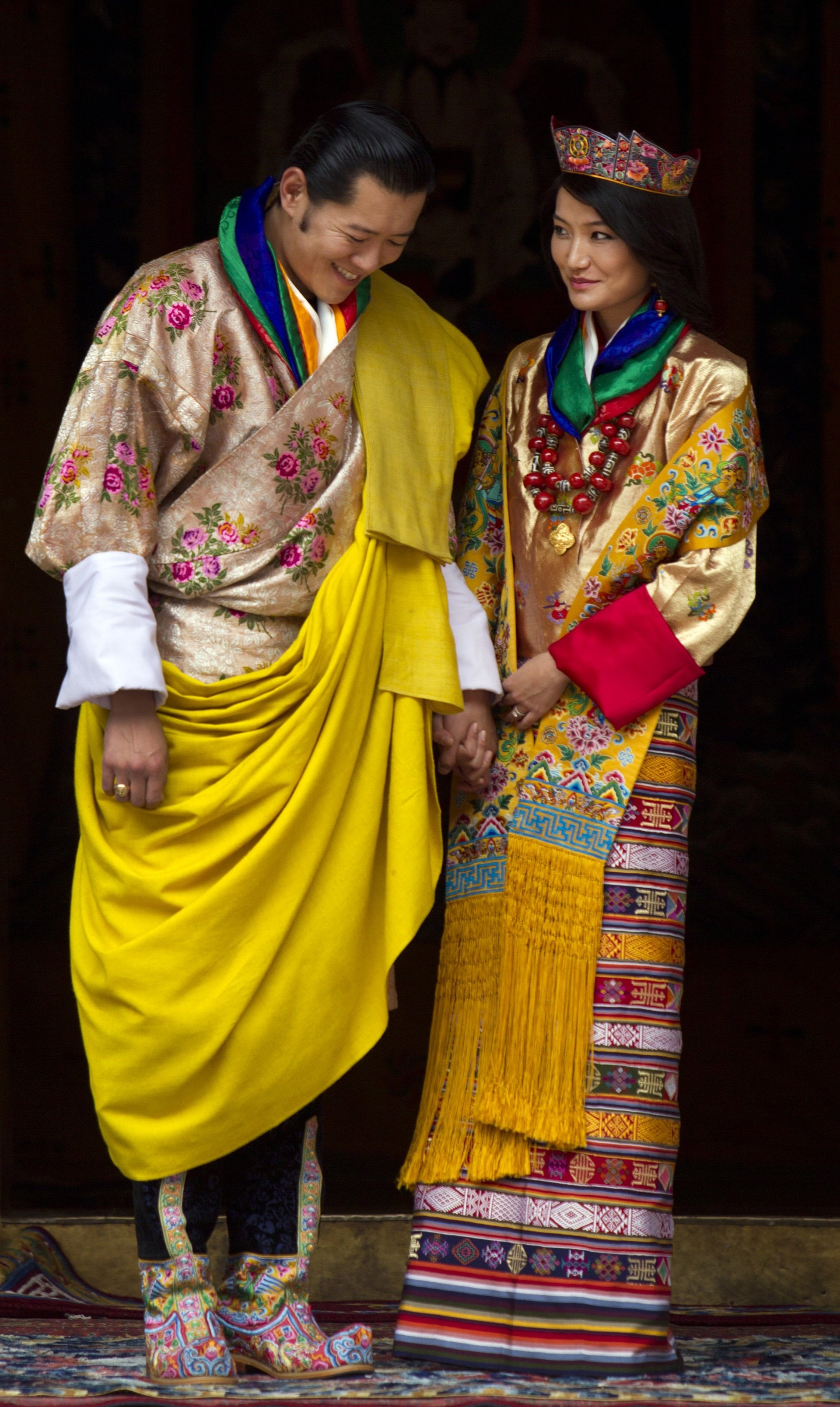 7歲就一見鍾情！不丹皇后喜懷二胎 國王為她「廢多妻制」：她一直是我的唯一 | boMb01