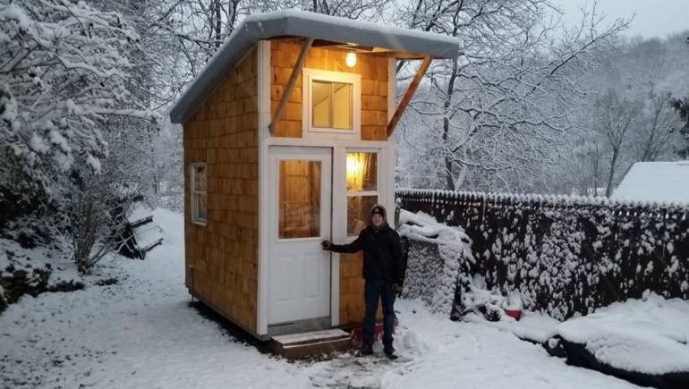 13歲男孩用1500美元蓋好自己的小房子，他一打開門所有人都不敢相信全都是他DIY的！