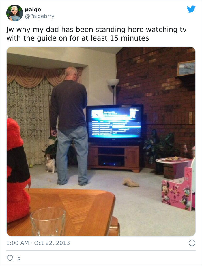 為什麼啦！全世界爸爸看電視「Pose都一樣」　小孩憋笑：就這樣40分鐘