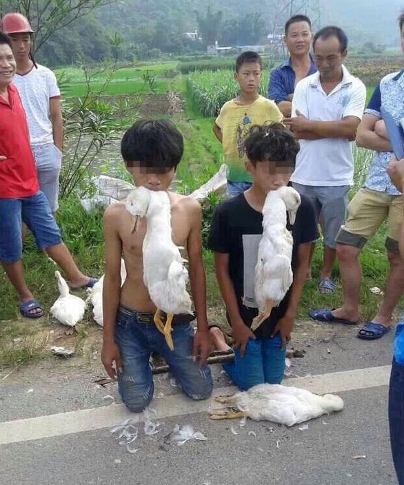 村民發現這2個少年幹了這種事當場動私刑，他們被逼著「嘴叼死鴨」的樣子連警察也怒了！