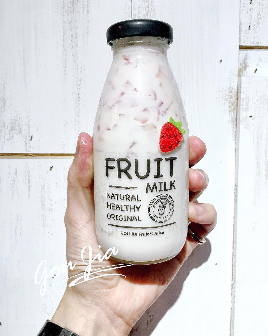 韓妞們超瘋的「生草莓果粒牛奶」在IG大洗版，但現在不用飛韓國「台灣這2家店」也喝得到了！