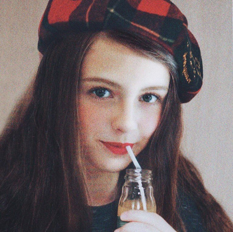 比油畫更古典！俄羅斯精靈女孩「臉蛋無瑕疵」　卸妝真實顏值更驚豔：還是人嗎？