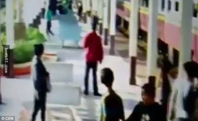 監視器拍下「男子被火車輾過半身」的驚悚過程，但下一秒他竟然自己站起來…
