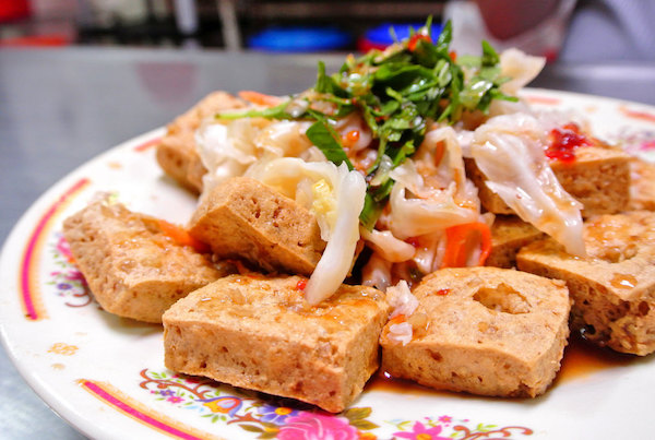 《紐約時報》以半版介紹「台灣美食臭豆腐」，強國網友玻璃心碎「明明是中國美食」…學者出面打臉！