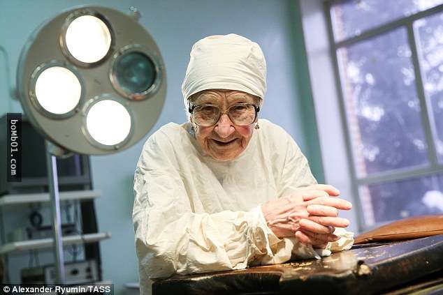 這個阿嬤級醫生活了90歲「動過10000次手術」，她受訪時說的話讓大家都要跪了！