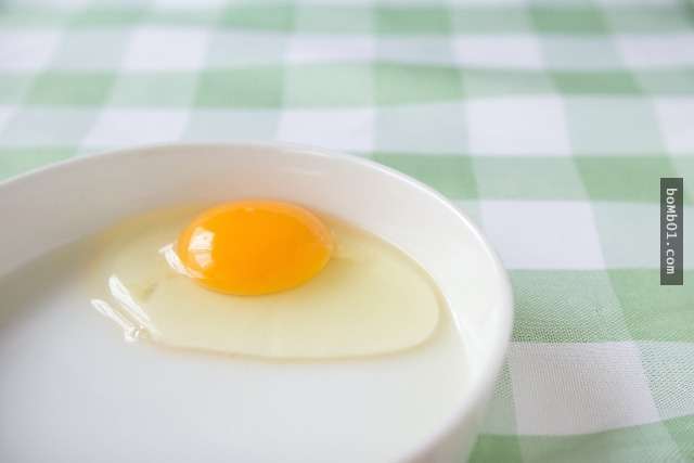 一招教你辨識雞蛋是否新鮮，趕快將這超實用的技巧學起來以免以後吃壞肚子！