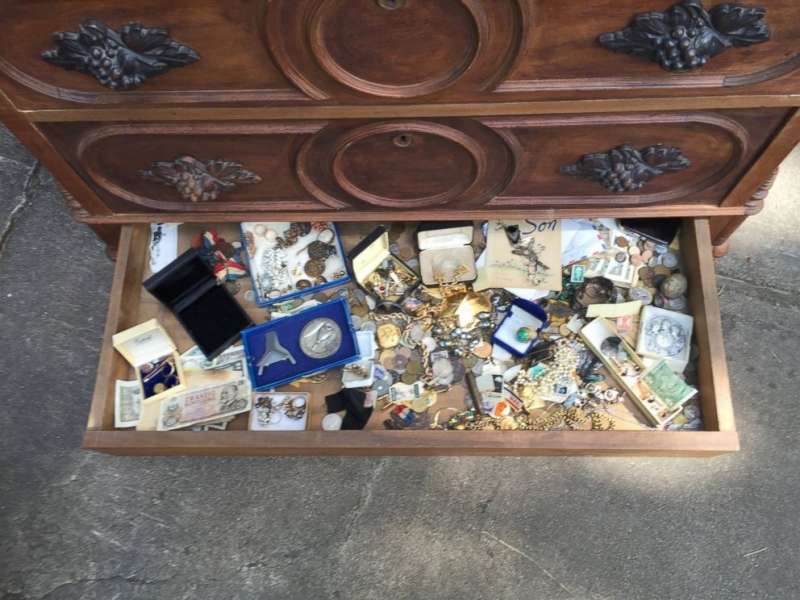 花3000元買的二手木櫃傳出怪聲　他打開一看滿滿的全都是金銀珠寶