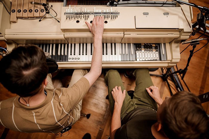 20種樂器「通通塞進鋼琴裡」　神人花3年準備了一場「終極演奏」