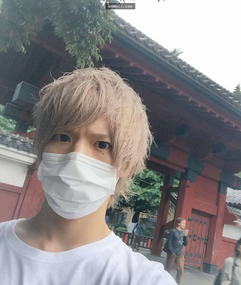 這位「日本東大校草」拍照總是會遮住嘴巴讓人超好奇他長相，但當他脫下口罩後所有人都一臉驚訝…