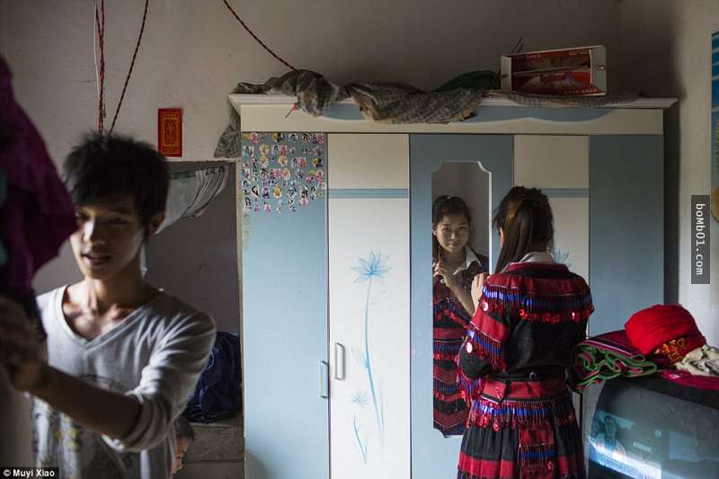 記者深入農村地方拍攝「童婚現象」的紀錄照片，13歲小妹妹的故事真的不可思議到極點啊…