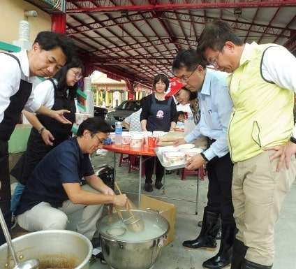 日男為台南災民「現煮150碗拉麵」　他的真實身分引網友誇讚：很暖心