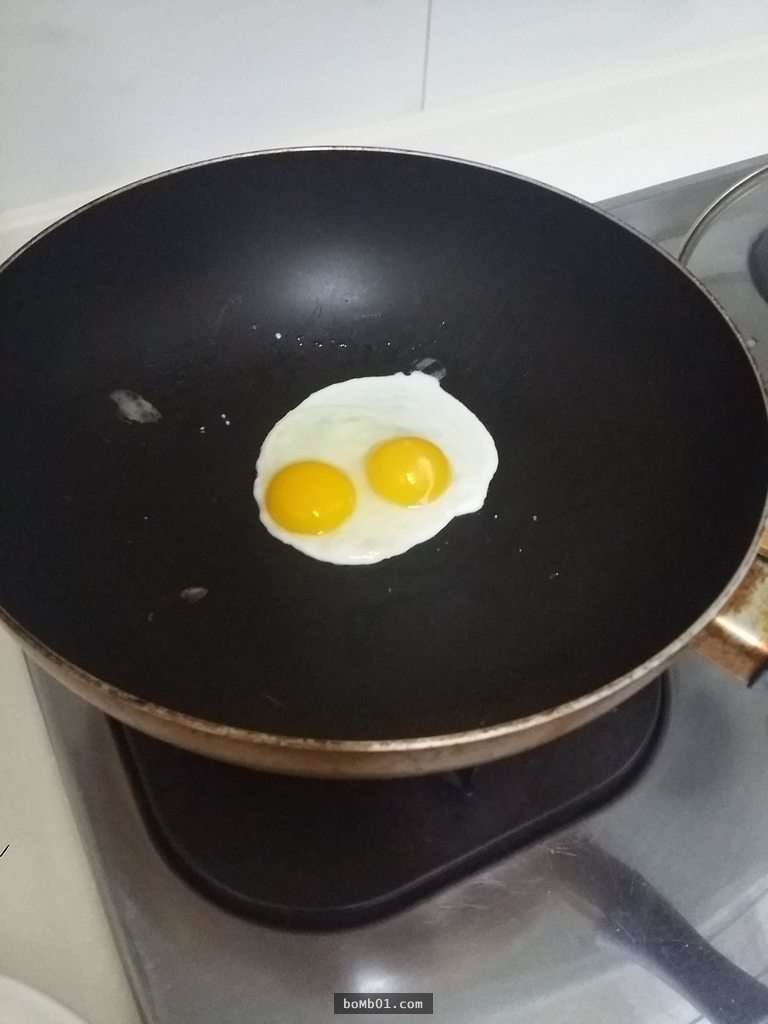這位網友做早餐打了一顆蛋出現「雙蛋黃」覺得很幸運，打到第三顆蛋時… 他就出門買樂透了！