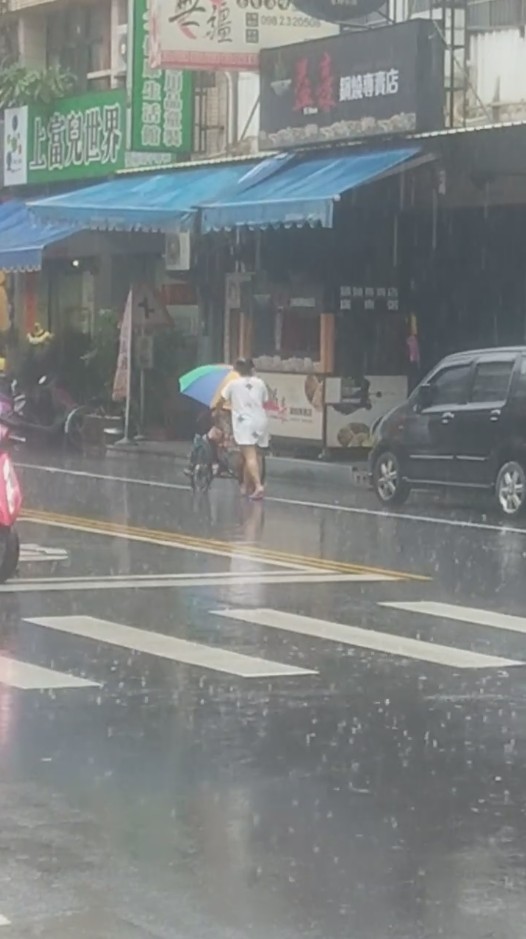無私看護「大雨天把傘留給長者」　淋雨推輪椅感動網友：值得表揚她