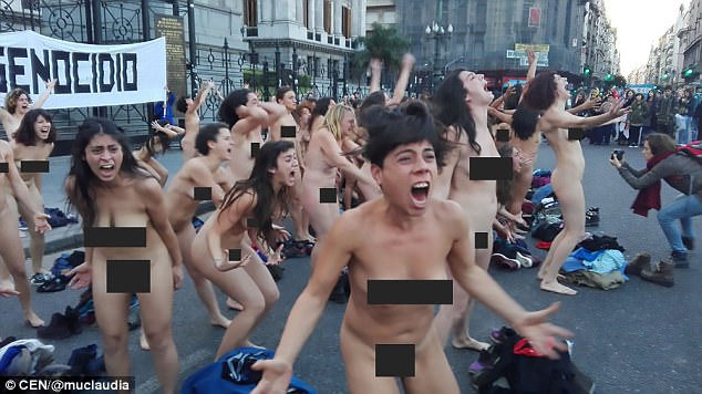 他在大路邊驚見「100多名女子全裸」馬上衝去查看，接著就聽到現場爆出超震撼的尖叫聲！