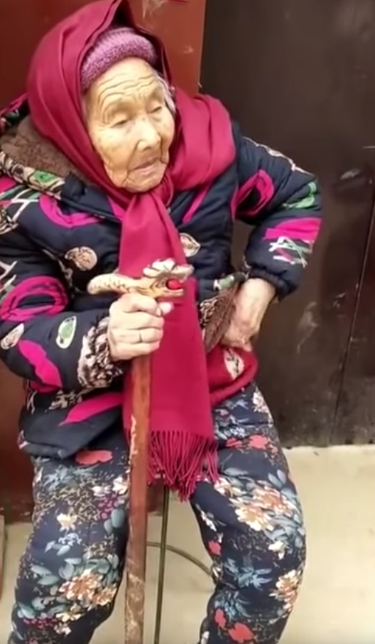 107歲媽媽突然給糖吃　84歲女兒懵一下「露出幸福燦笑」暖了網友心