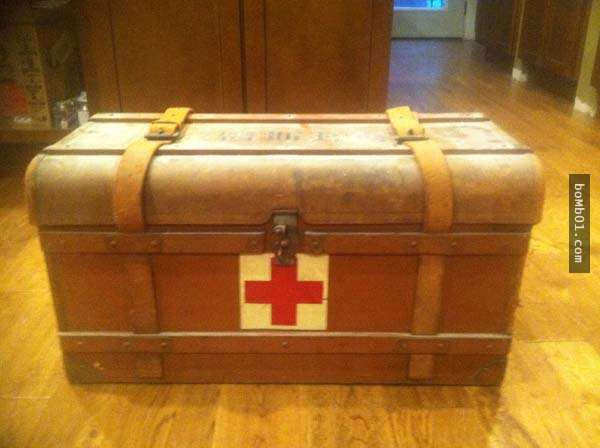 這個人在他祖父家的閣樓裡發現了這個急救箱，打開的時候他被嚇了一跳！快看看裡面有什麼…