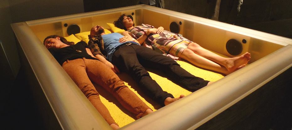 20個「古代皇族也無法這樣睡」的最狂床鋪　睡在漢堡裡居然很幸福？