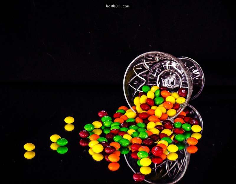 「Skittles」彩虹糖突然把包裝和糖果都換成單調的黑白色，原因聽完許多人都要暖到噴淚了！